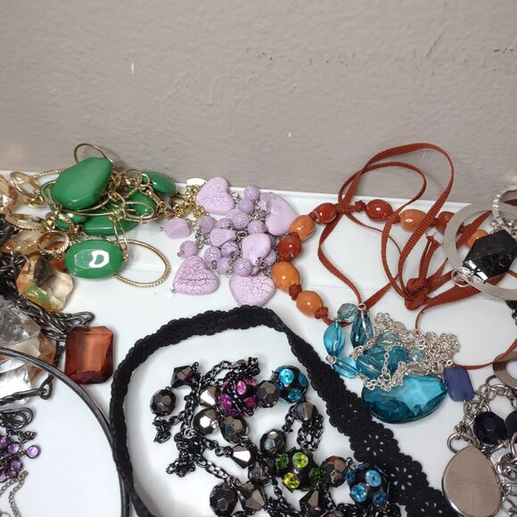 Lot Of Over 50 Necklaces - Picture 11 of 16